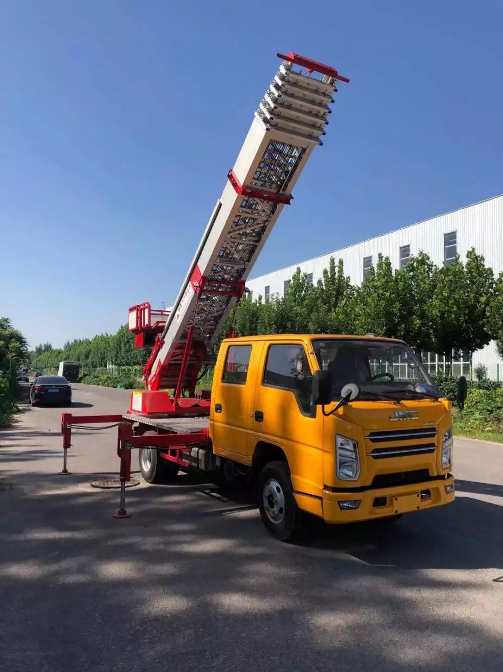 河东区街道附近的云梯车出租服务：轻松解决高空作业需求